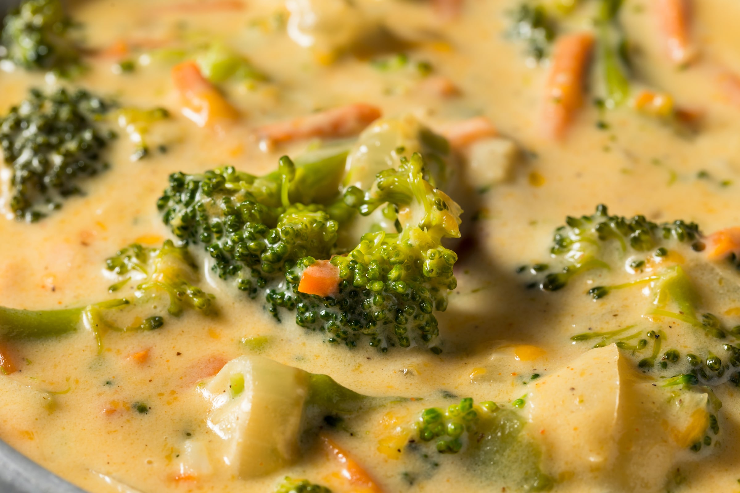 gros plan sur la soupe brocoli et cheddar