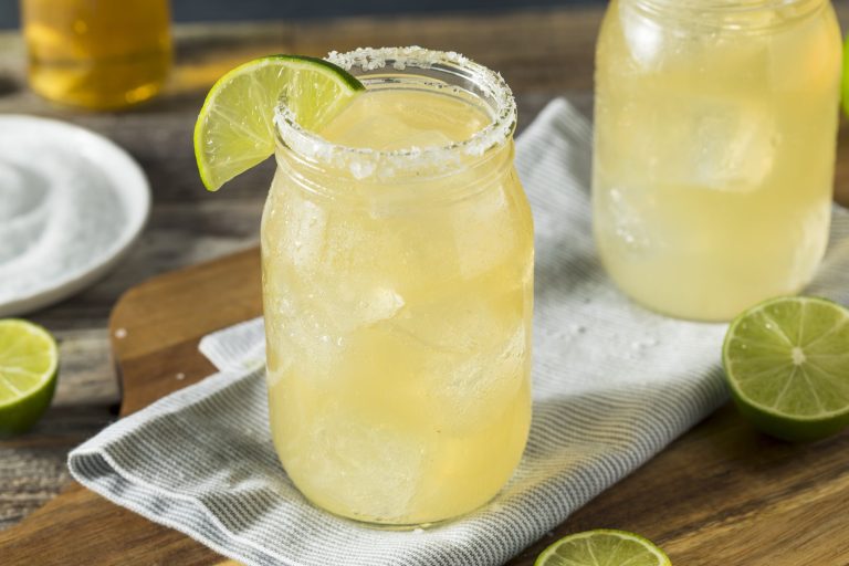 Margarita à la bière servis dans des pots mason.