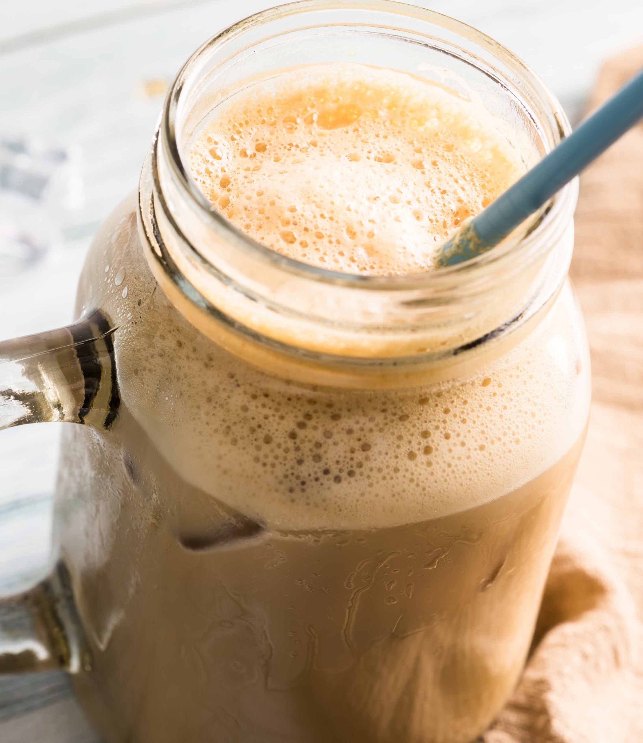 Café glacé maison facile et rapide bien mousseux servi dans un pot mason et une paille