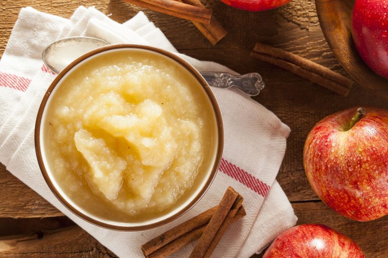 Compote de pomme maison santé avec de la cannelle servie dans un bol.