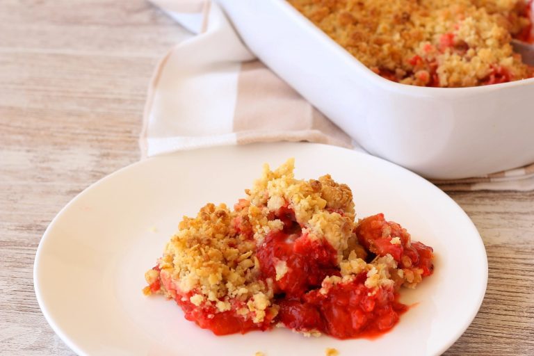Croustillant aux fraises et rhubarbe
