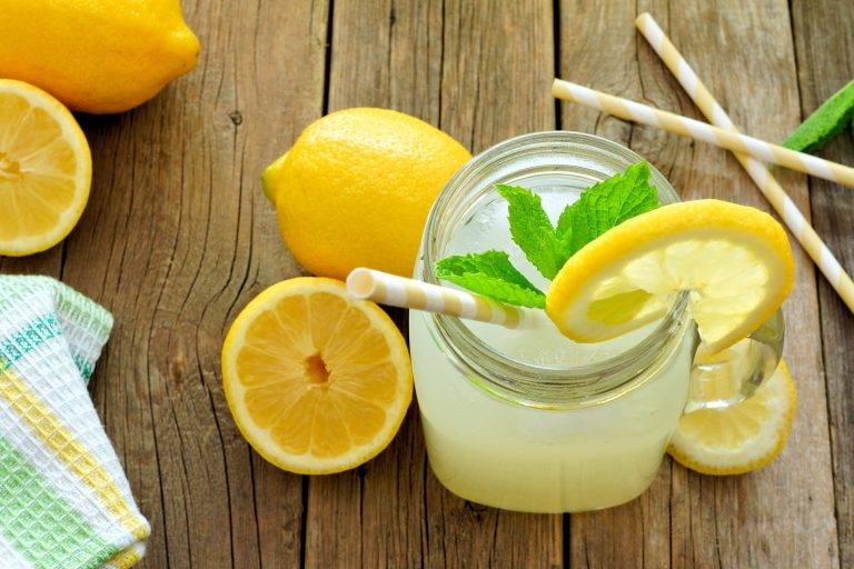 Limonade maison rafraîchissante servie dans un pot mason avec des feuilles de menthe.