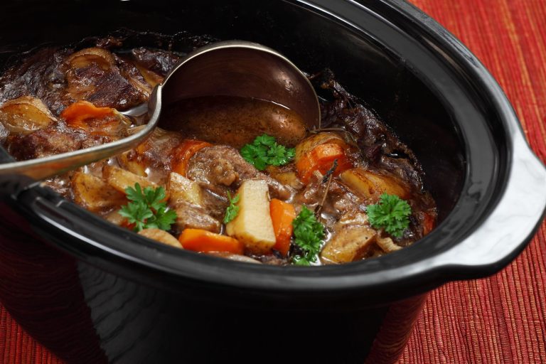 Ragoût de bœuf à la mijoteuse avec pommes de terre, carottes, navet, oignon dans une sauce savoureuse et cuit lentement.