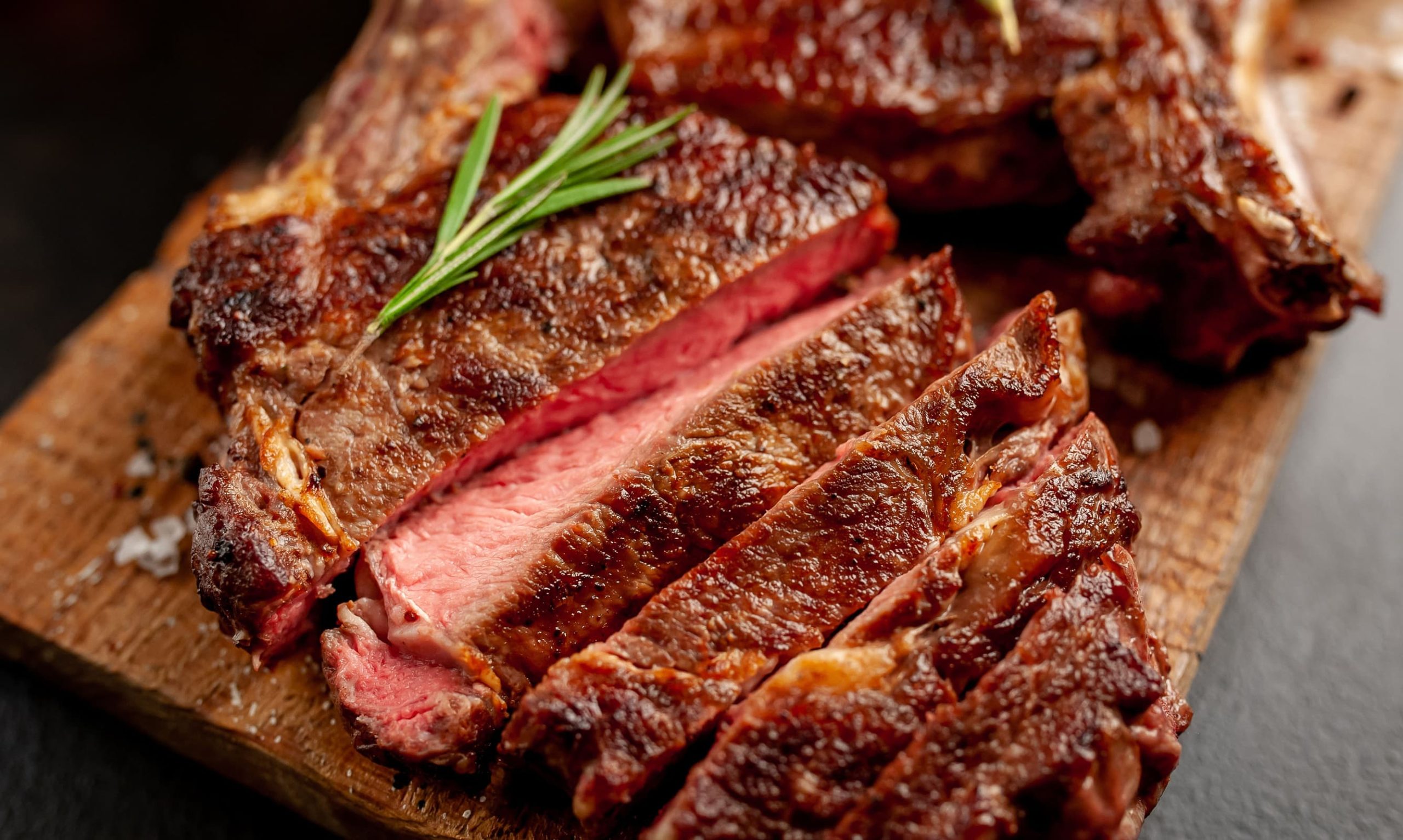 Steak à la friteuse à air tendre et juteux sur une planche de bois