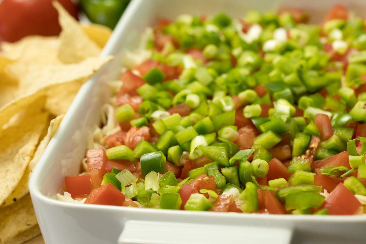 Trempette mexicaine étagée pour servir avec des chips de maïs Nachos.
