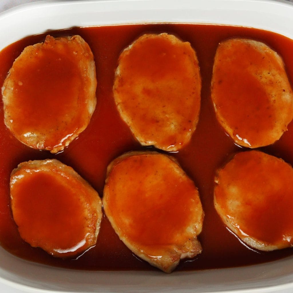 Verser la sauce sur les côtelettes