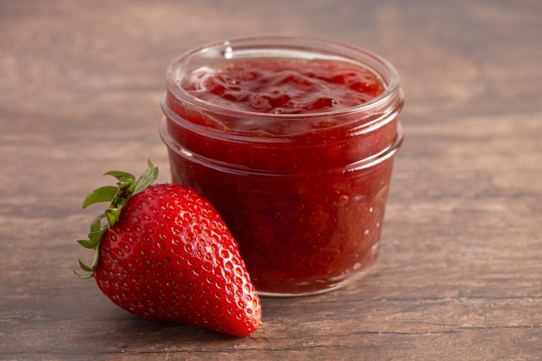 Confiture de fraises faite maison dans un pot mason,