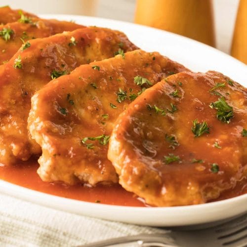 Côtelettes de porc cuites au four tendres et juteuse servies avec sa sauce au ketchup et cassonade