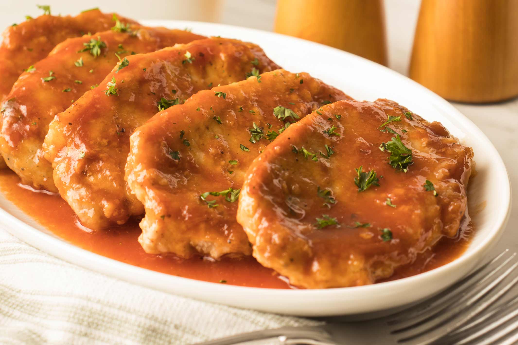 Côtelettes de porc cuites au four tendres et juteuse servies avec sa sauce au ketchup et cassonade