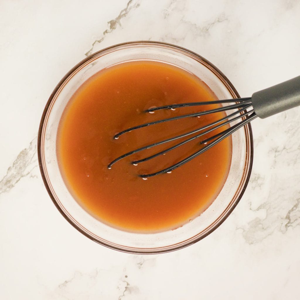Mélanger tous les ingrédients de la sauce