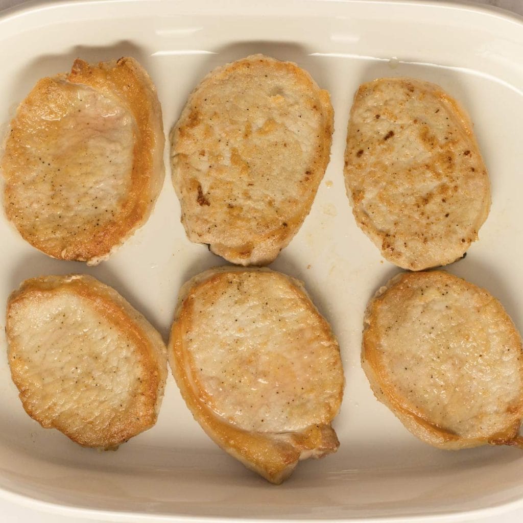 Placer les côtelettes de porc dans un plat allant au four blanc