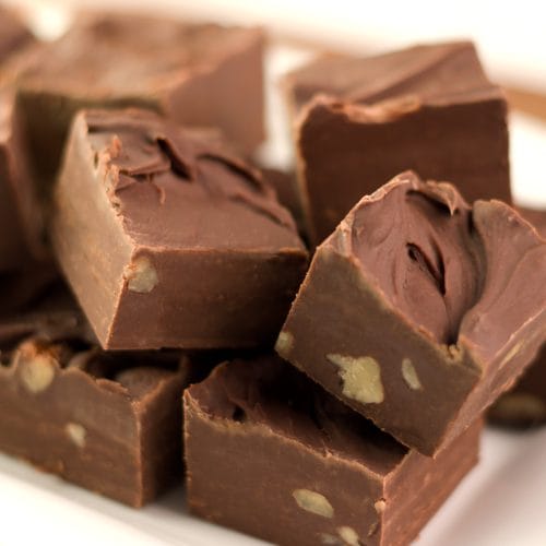 Fudge au micro-ondes servis sur une assiette blanche