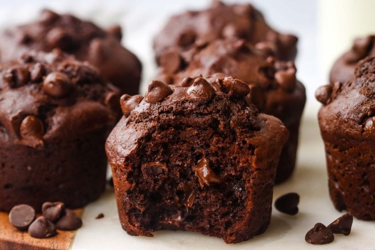 Muffins double chocolat très tendres et très moelleux avec pépites de chocolat