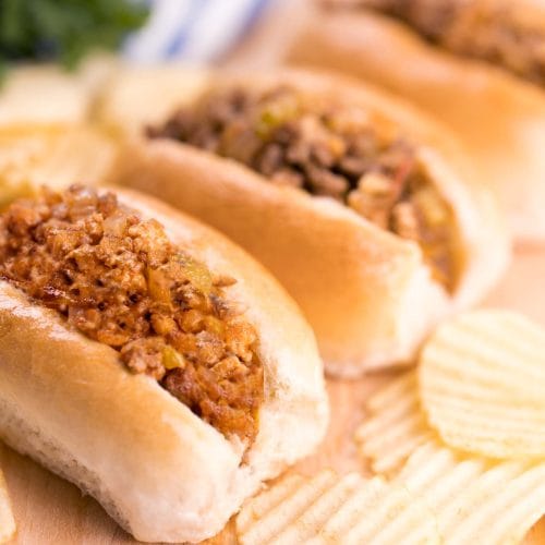 Pains fourrés à la soupe gumbo servies sur une planche avec des chips