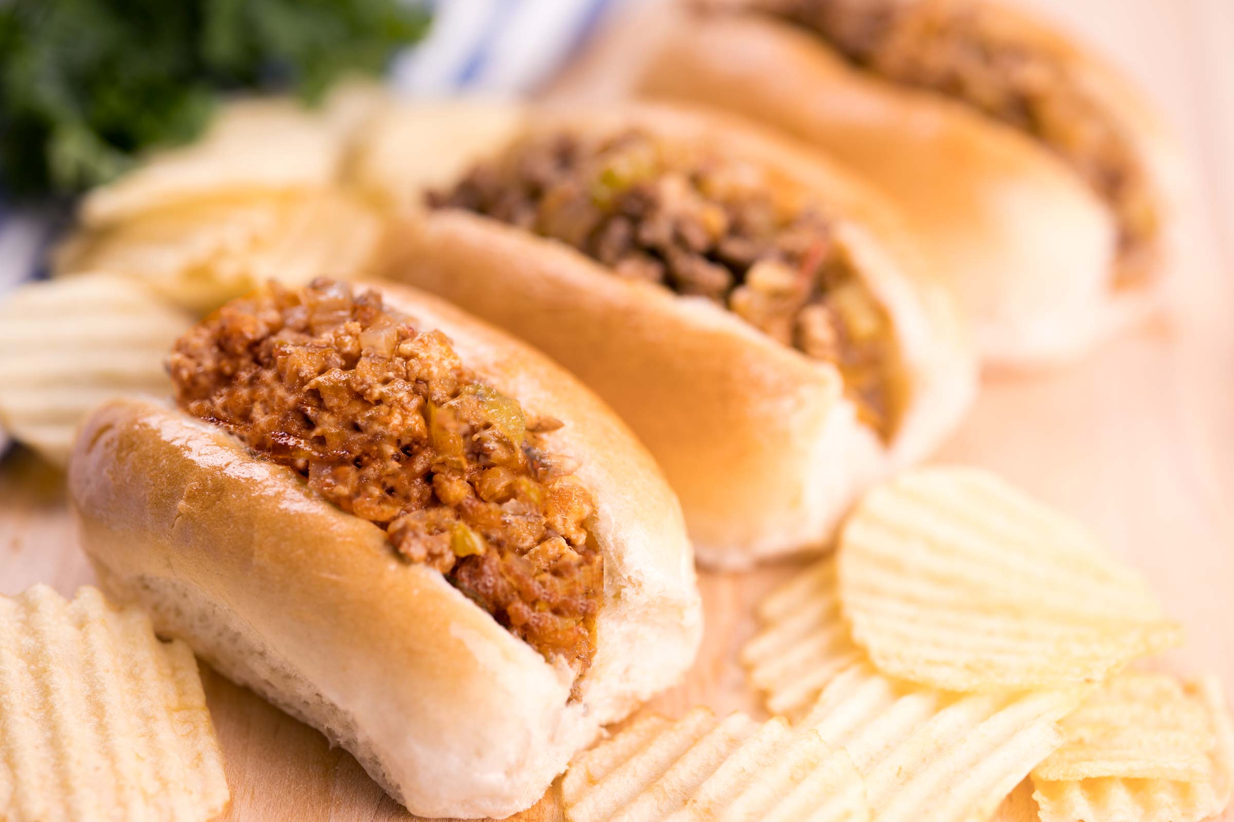 Pains fourrés à la soupe gumbo servies sur une planche avec des chips