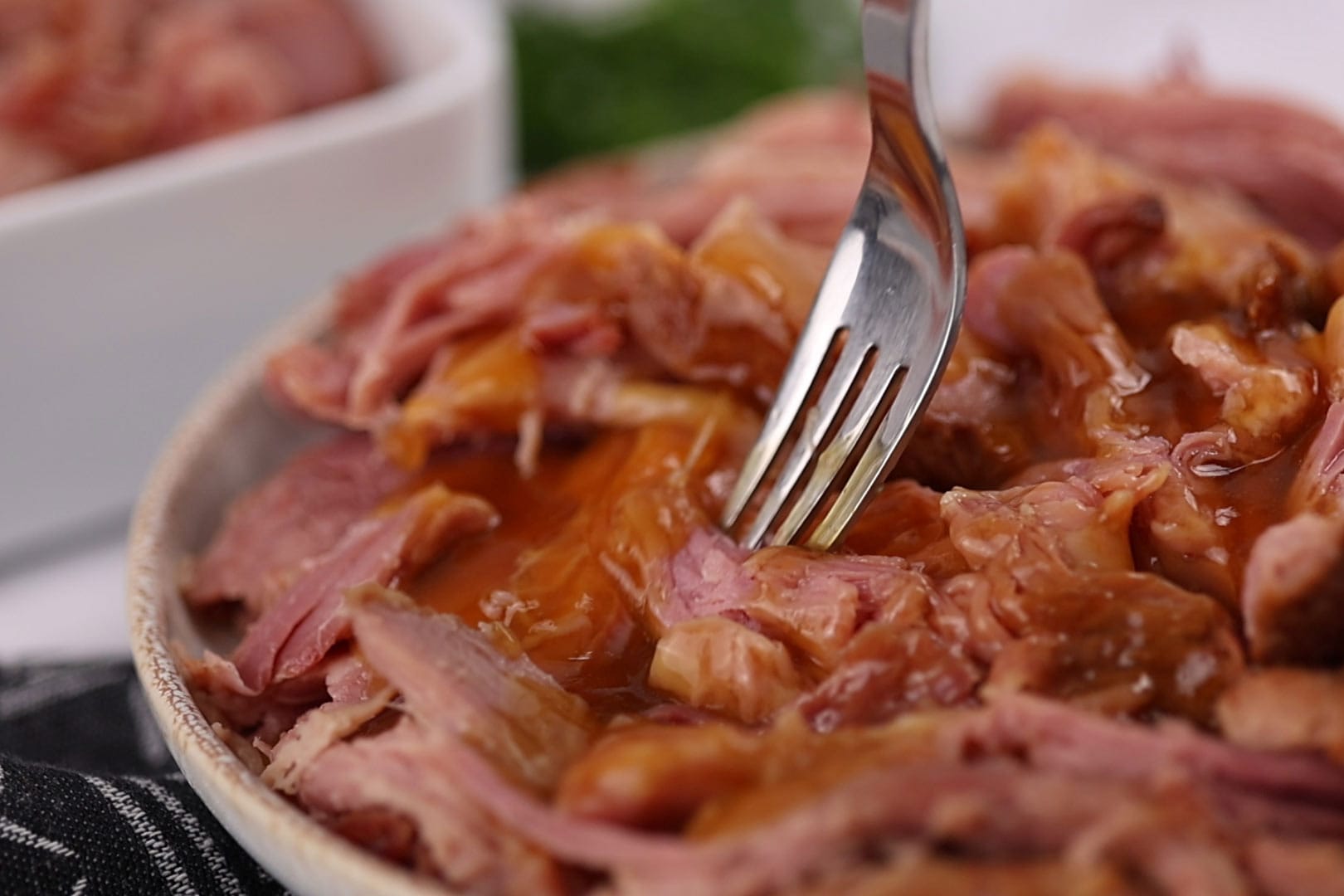 Jambon cuit à la mijoteuse effiloché et servi avec une sauce au sirop d'érable