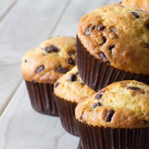 Muffins aux pépites de chocolat maison sur une table de bois