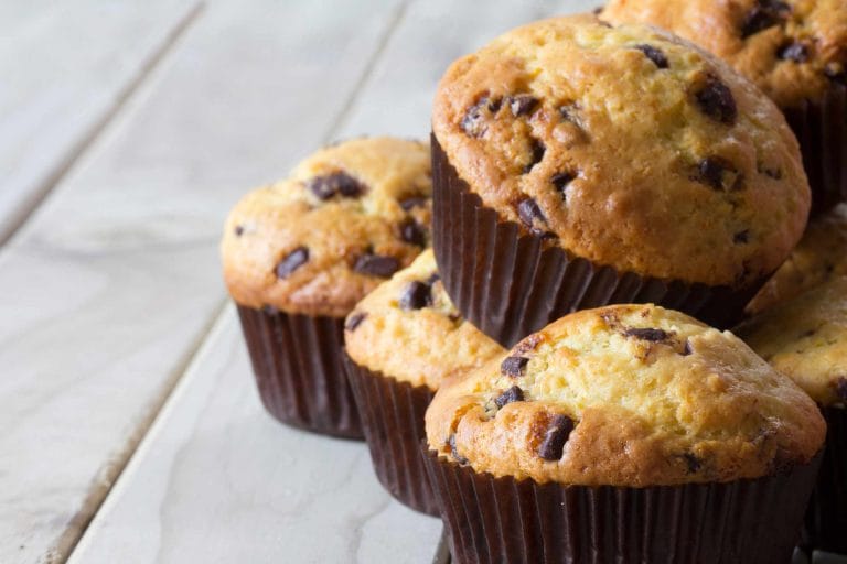 Muffins aux pépites de chocolat maison sur une table de bois