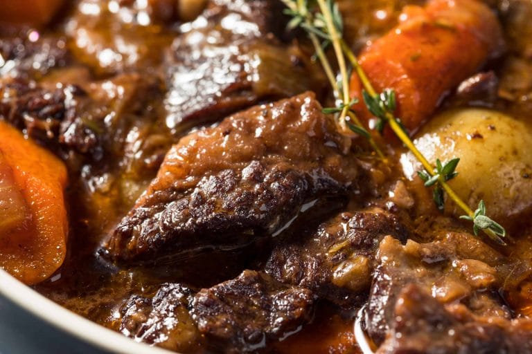 Ragoût de boeuf cuit à l'autocuiseur fait de cubes de bœuf, de carottes, oignon et pommes de terre.