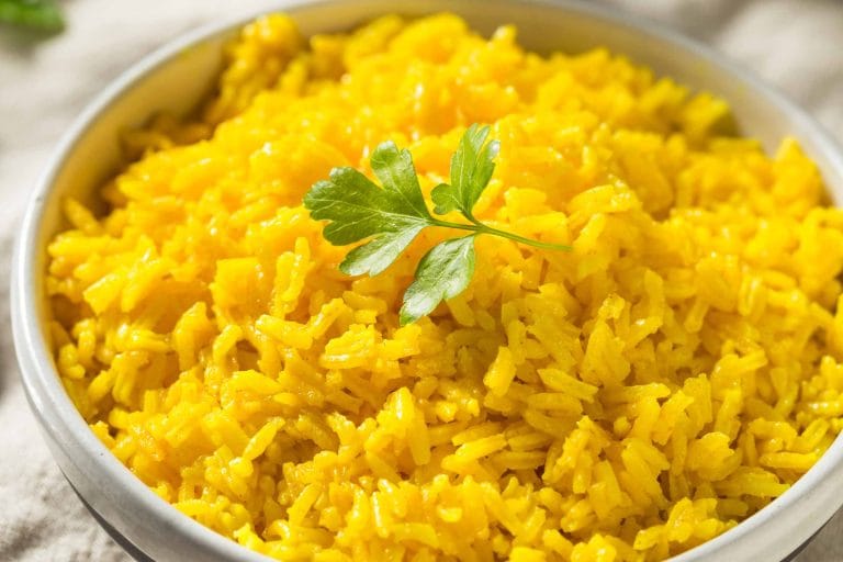 Riz pilaf avec persil servi dans un bol blanc