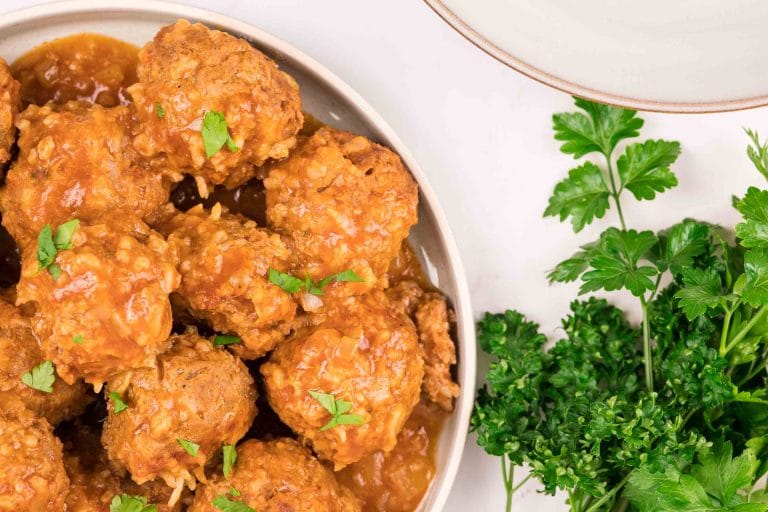 Boulettes de viande porc-épic dans une sauce tomate et cuites à l'Instant Pot servies dans une assiette blanche.