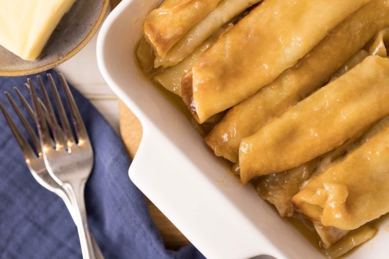 Crêpes au beurre d'érable servies dans un plat de cuisson blanc