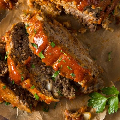 Pain de viande avec sauce au ketchup et cassonade coupé en tranches