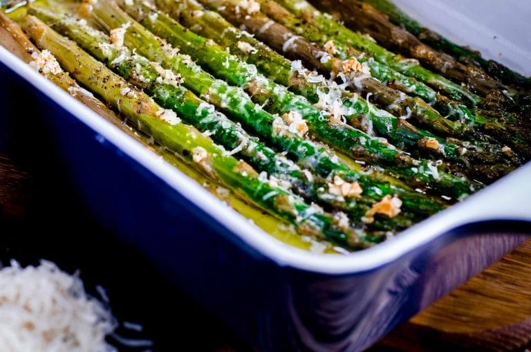 Asperges rôties au parmesan dans un plat de cuisson bleu