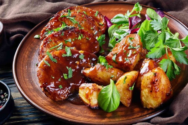 3 côtelettes de porc cuitent à la mijoteuse servies avec pommes de terres rôties et salade verte