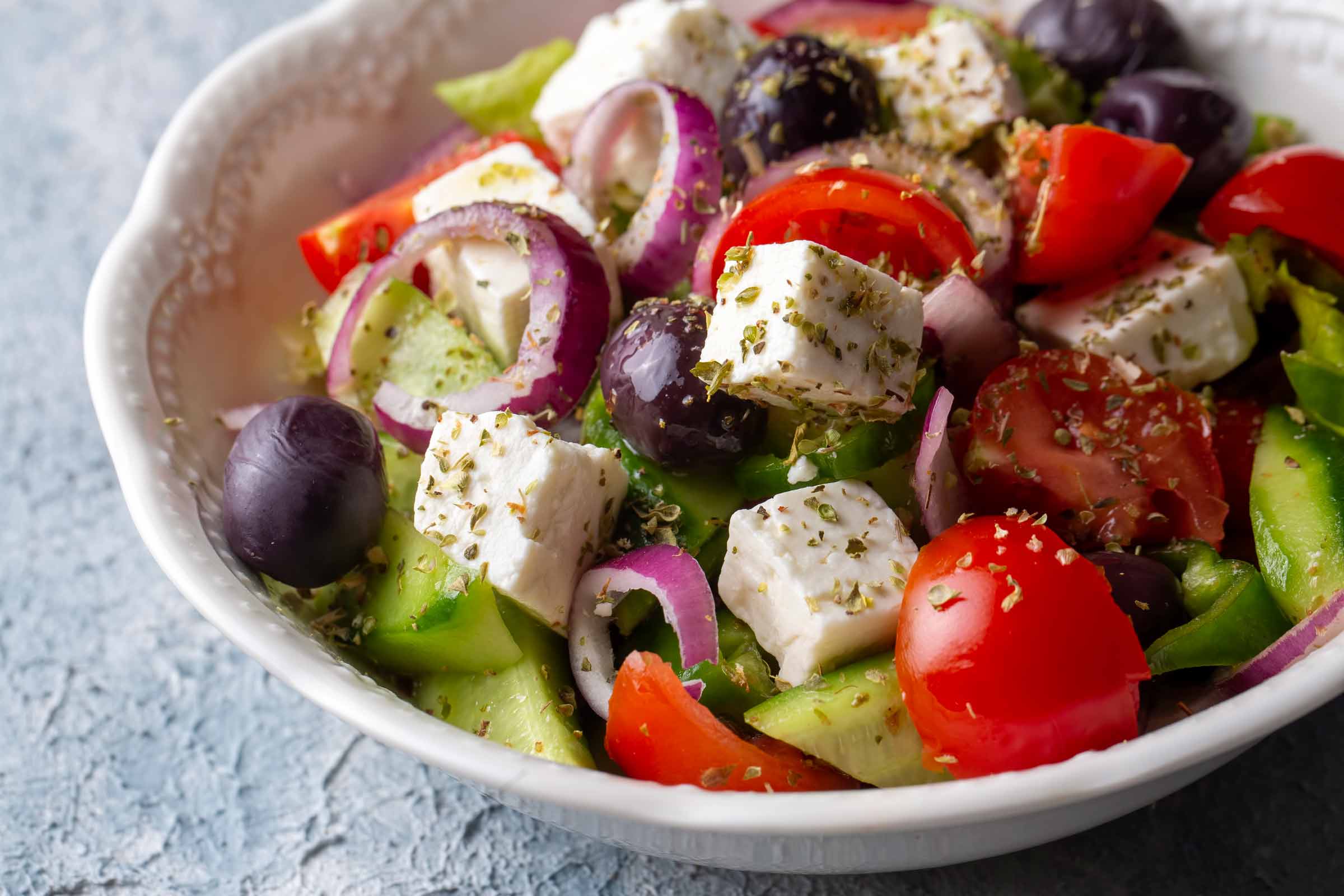Salade grecque comme au restaurant faite de laitue, concombre, tomates, poivrons, oignons rouges, olives noires et fromage feta. Le tout arrosé d'une vinaigrette maison.