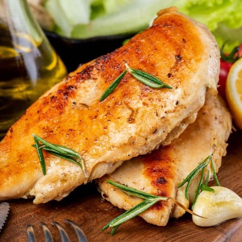 Poitrines de poulet dorées avec citron et une gousse d'ail
