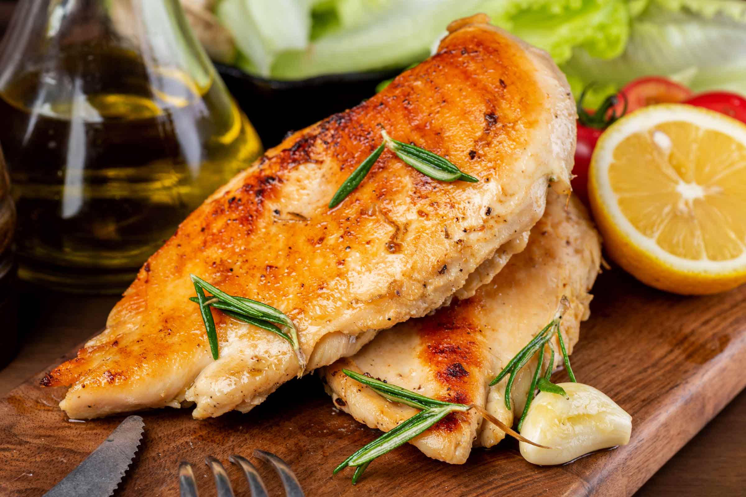 Poitrines de poulet dorées avec citron et une gousse d'ail