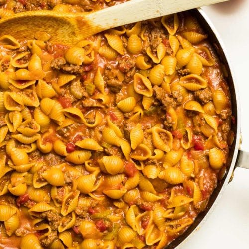 casserole de style one pot de pâtes en forme de petites coquilles avec boeuf haché, tomates et fromage cheddar.