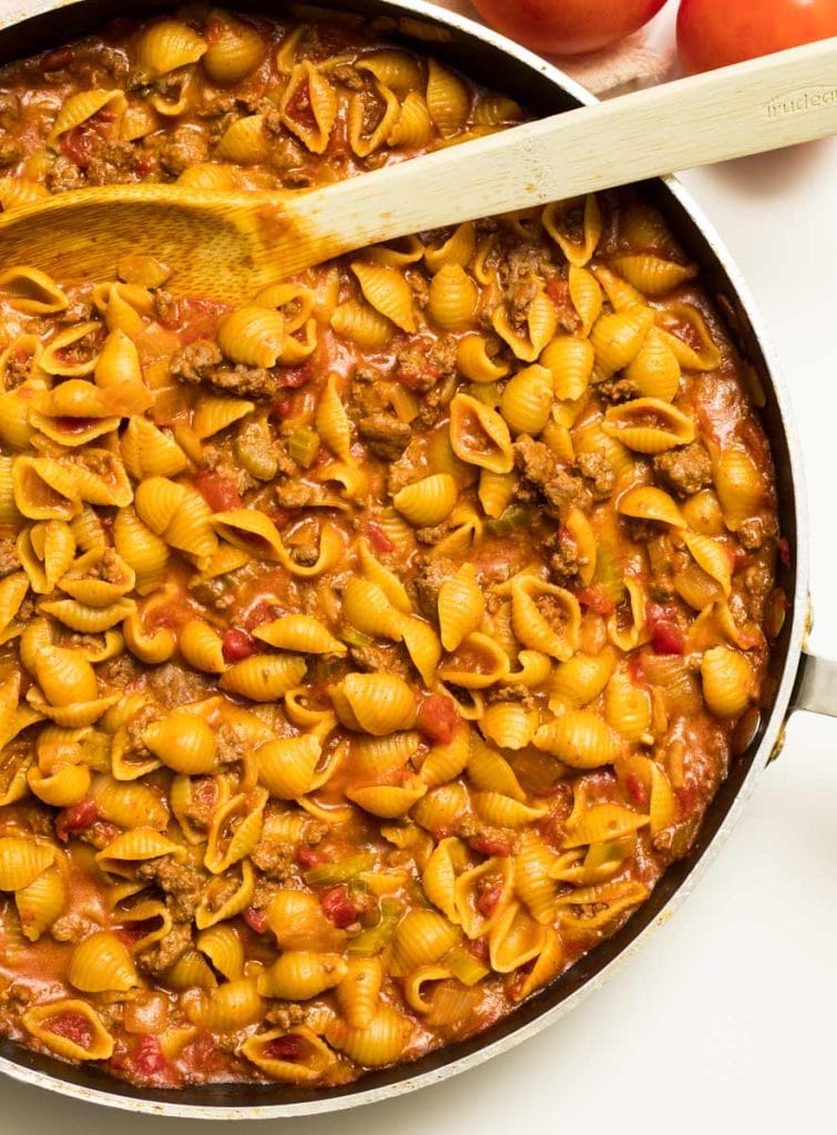 casserole de style one pot de pâtes en forme de petites coquilles avec boeuf haché, tomates et fromage cheddar.