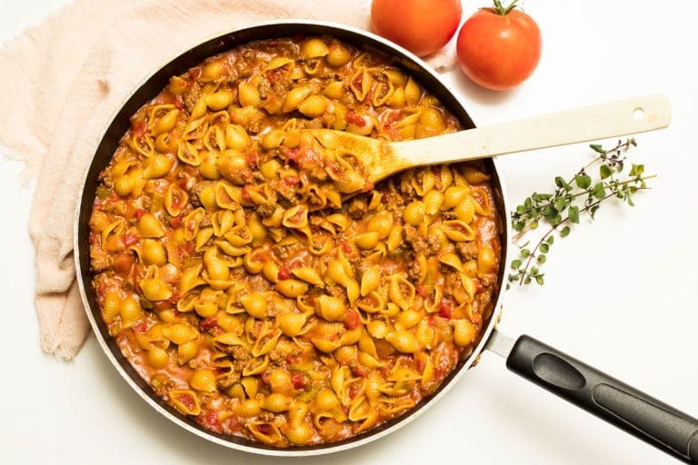 casserole de pâtes avec quelques brins d'origan et des tomates.