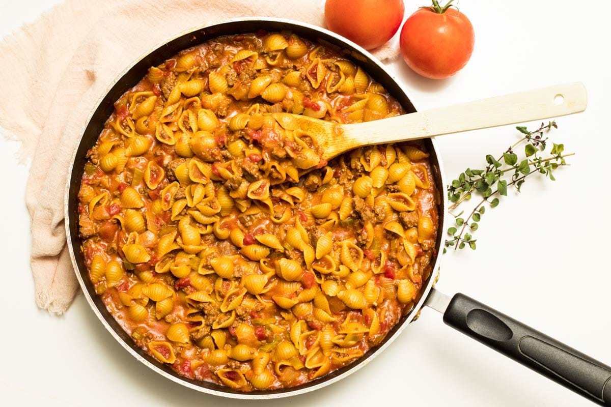 casserole de pâtes avec quelques brins d'origan et des tomates.